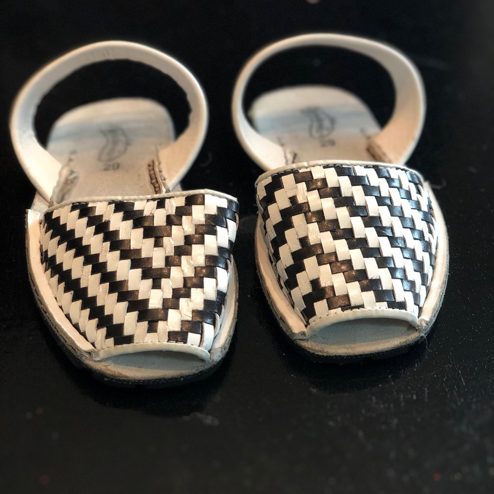 Girls Riudavets black and white sandal